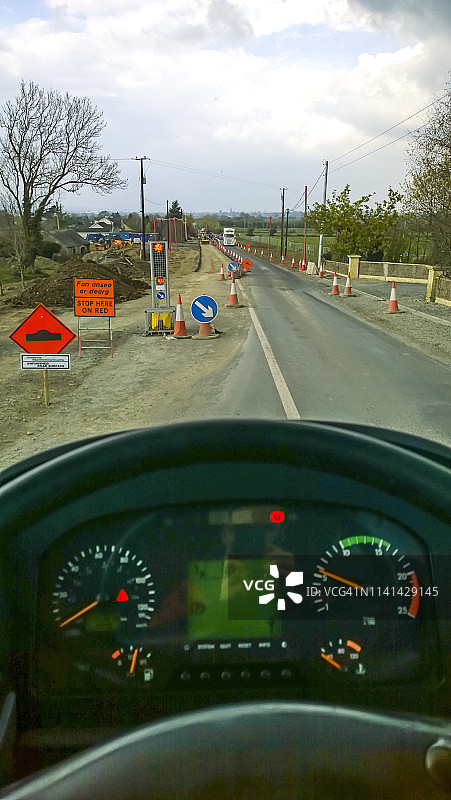 红色停车标志：道路施工图片素材