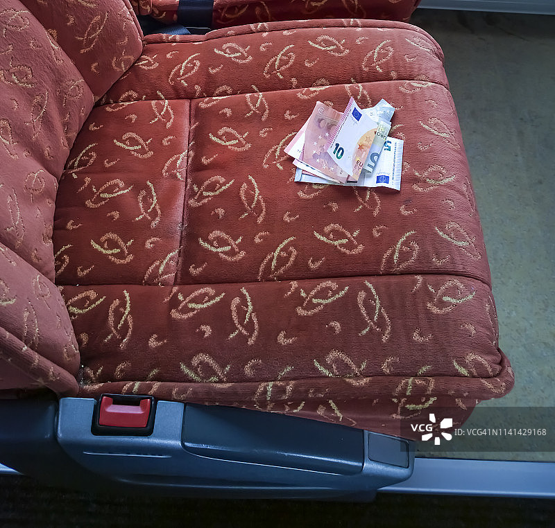 遗失在空公交座位上的钱币图片素材