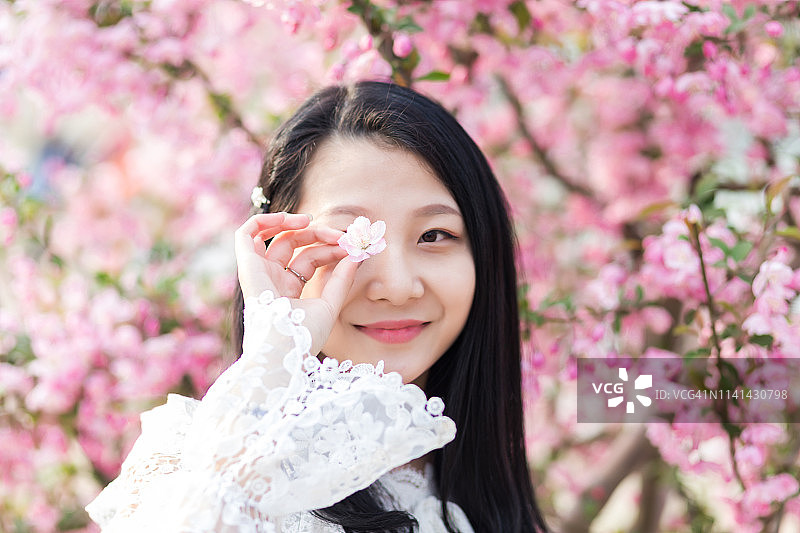 年轻女孩和春天鲜花图片素材