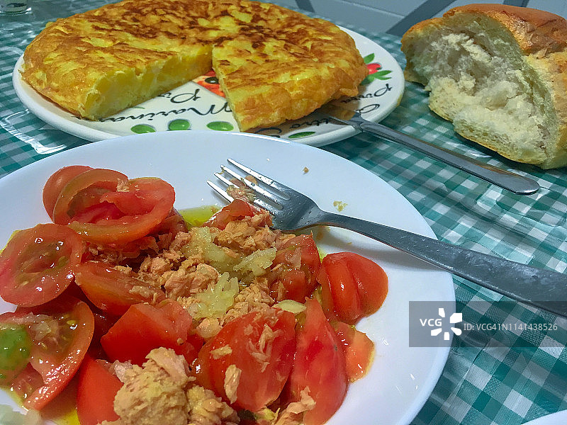 地中海美食：金枪鱼番茄沙拉，西班牙土豆饼图片素材