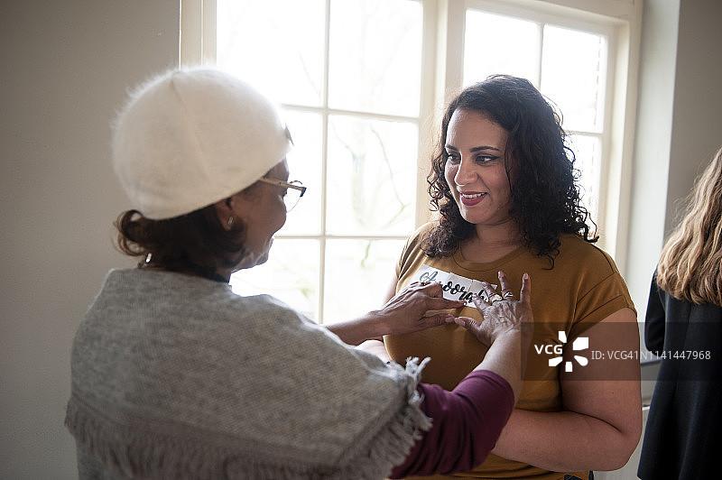 车间参与者互相了解图片素材