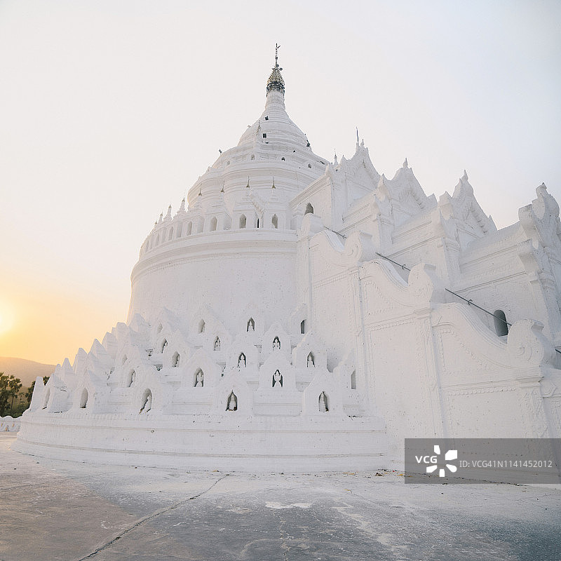 曼德勒白色辛比梅佛塔风光图片素材