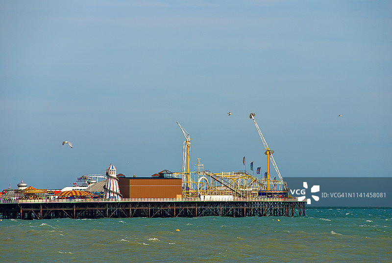 夏季多风的一天中的布莱顿宫码头图片素材