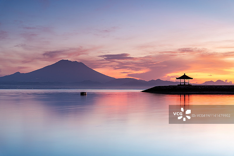 阿贡火山日出时分的沙努尔海滩图片素材