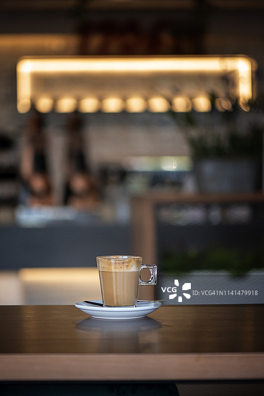 木桌上带有精美拉花的咖啡图片素材