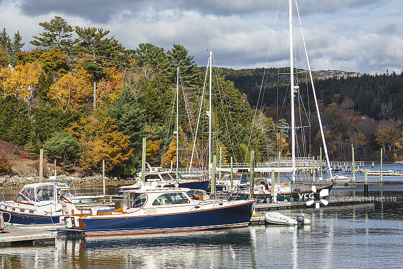 美国缅因州芒特迪瑟特岛东北港：渔船，秋季图片素材