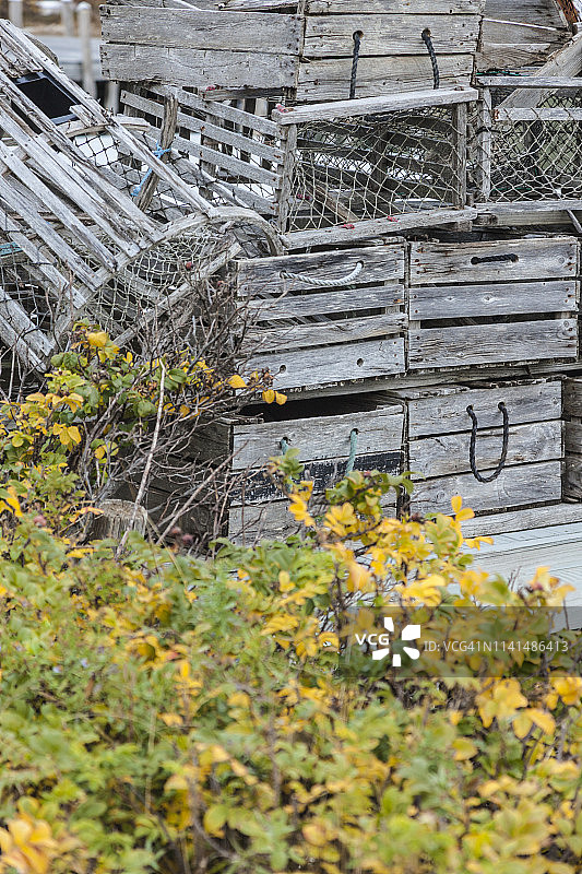 美国缅因州斯托宁顿港的古董木制龙虾陷阱图片素材