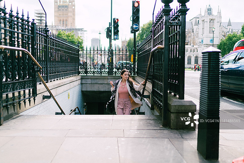 女商人走出伦敦地铁图片素材