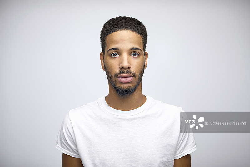 穿着T恤的严肃商人肖像图片素材