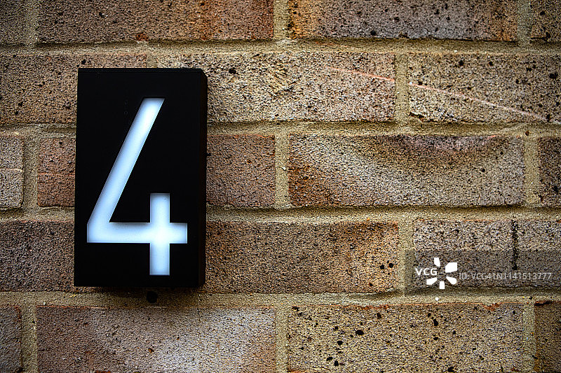 砖墙上的4号标志图片素材