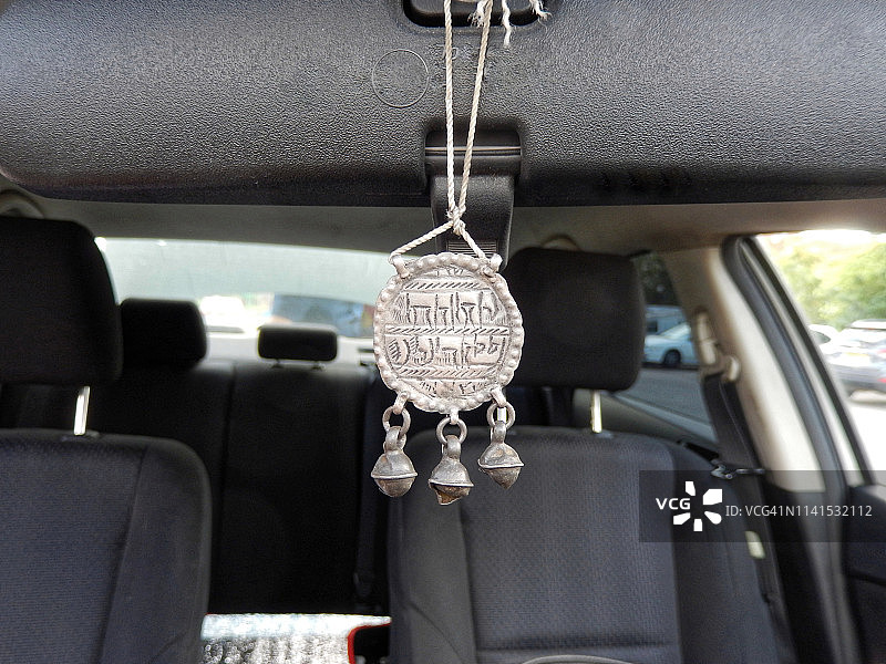 车内民族风生活方式，带有古希伯来字符的犹太伊拉克血统护身符图片素材