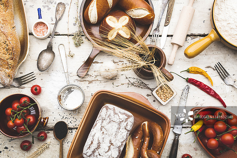 木桌上的新鲜出炉的面包图片素材