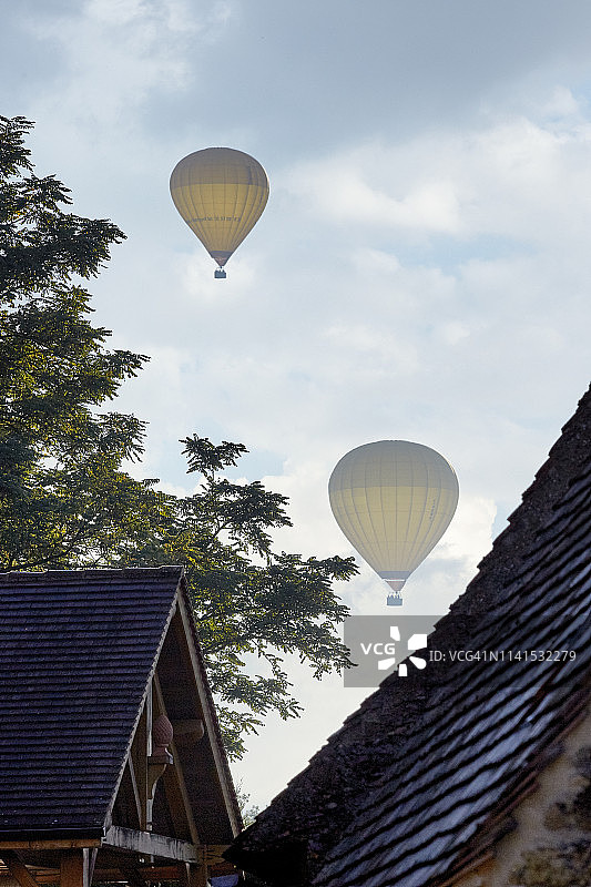 法国多尔多涅河附近的热气球图片素材