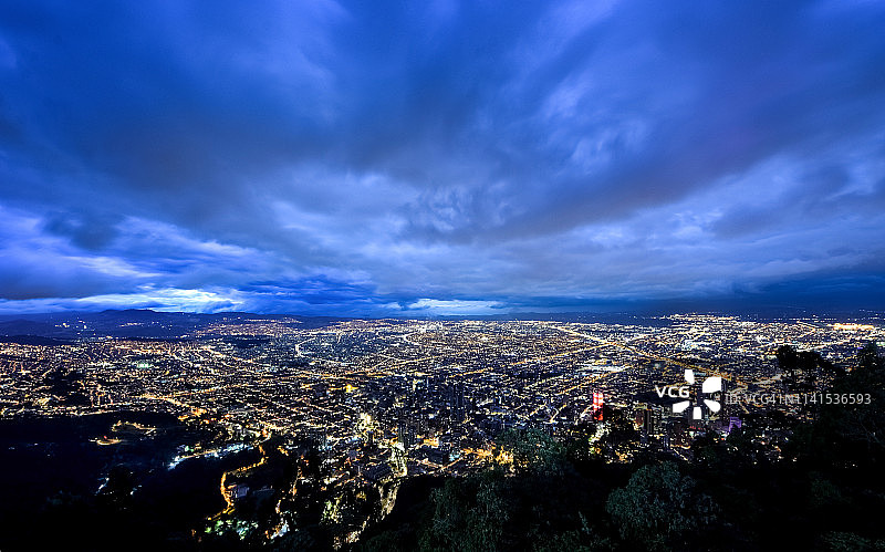 城市夜幕降临时城市天际线灯火通明，城市扩张的无尽灯光图片素材
