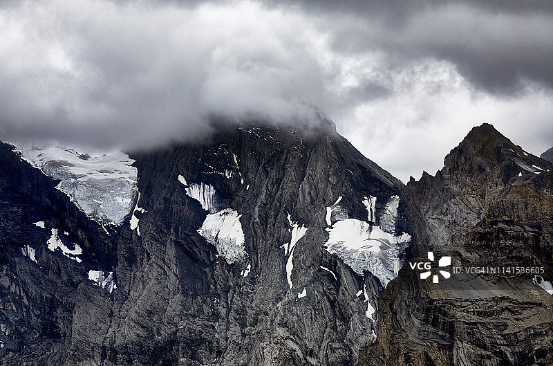 从雪朗峰眺望瑞士阿尔卑斯山的格施帕尔滕峰图片素材