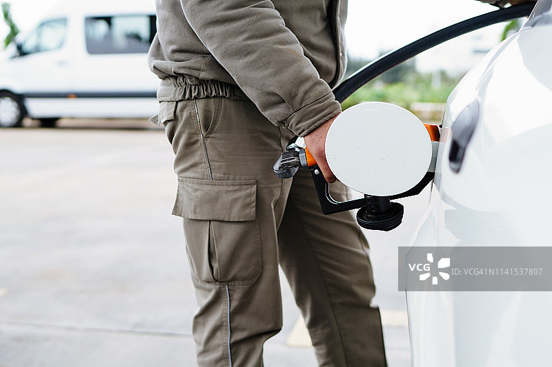 加油站工人为汽车加油图片素材