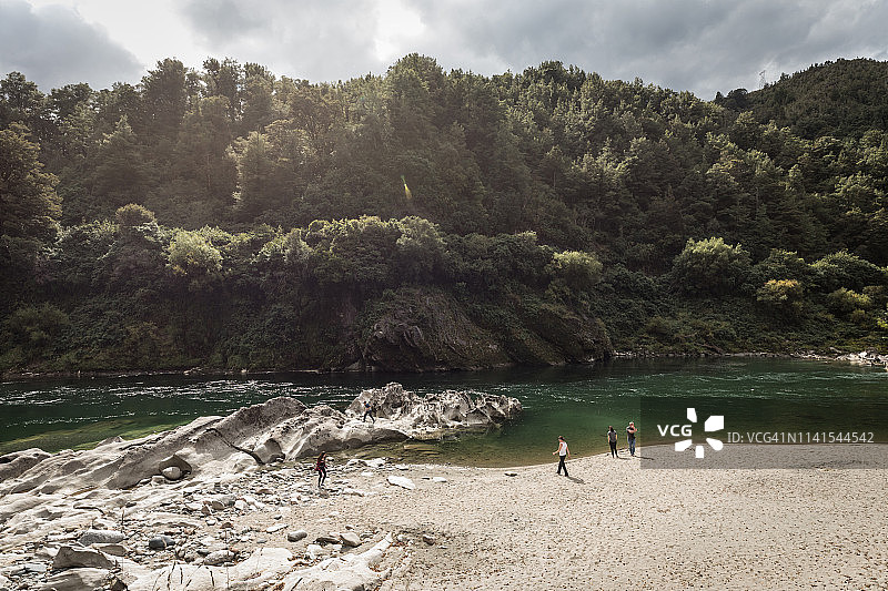 五个人站在新西兰布勒河岸边图片素材