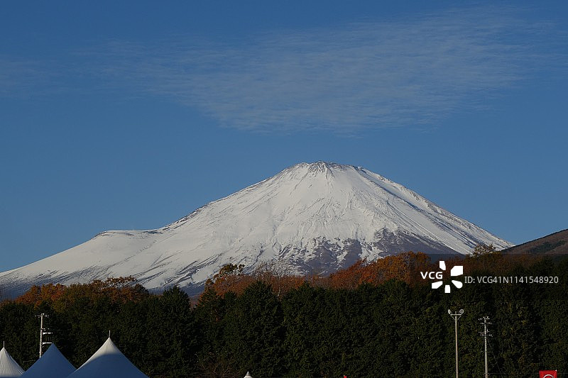 富士山与蓝天、富士赛道、白色帐篷和秋叶图片素材