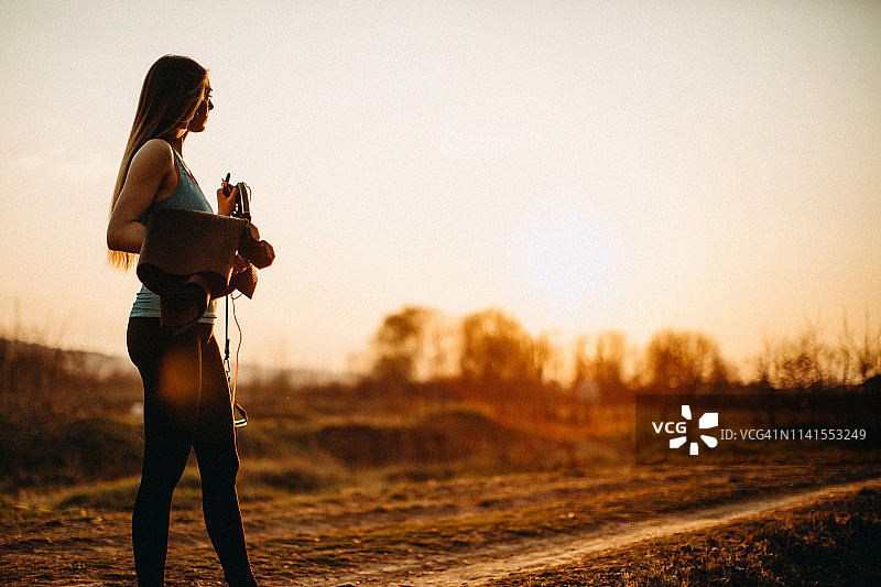 女子放松脚底图片素材