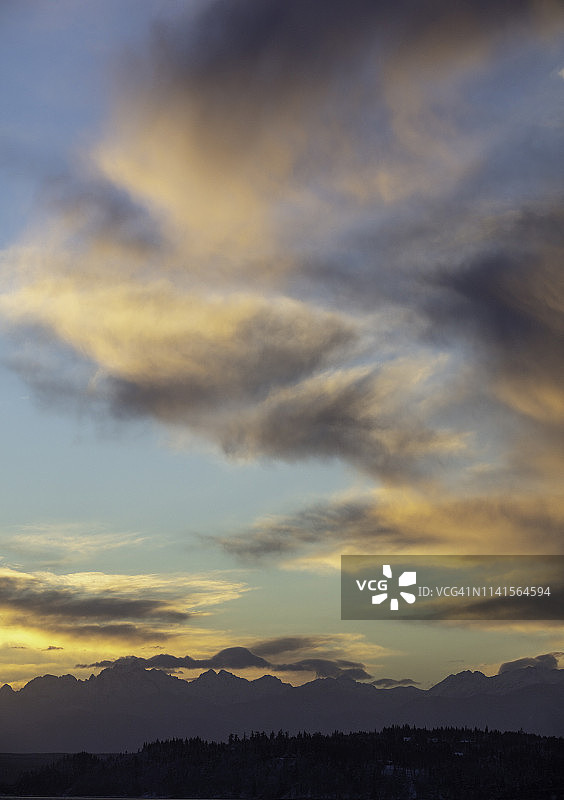 奥林匹克山脉锯齿状山峰上的壮丽日落和云彩图片素材