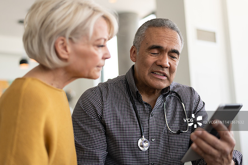 医生向患者展示检查结果图片素材