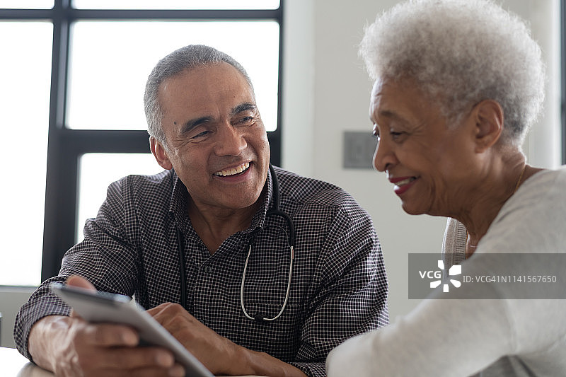 医生在病人家中与病人交谈图片素材