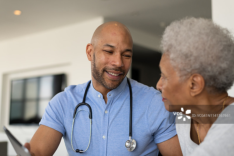 医生向患者展示检查结果图片素材