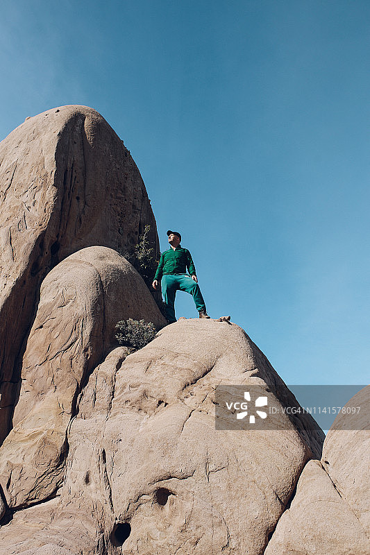 攀登加利福尼亚州的魔鬼潘趣酒碗岩层图片素材