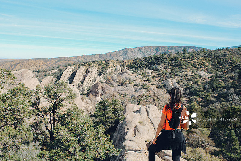在加州魔鬼水潭徒步的年轻女人图片素材