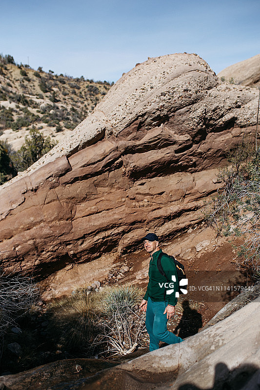攀登加利福尼亚州的魔鬼潘趣酒碗岩层图片素材