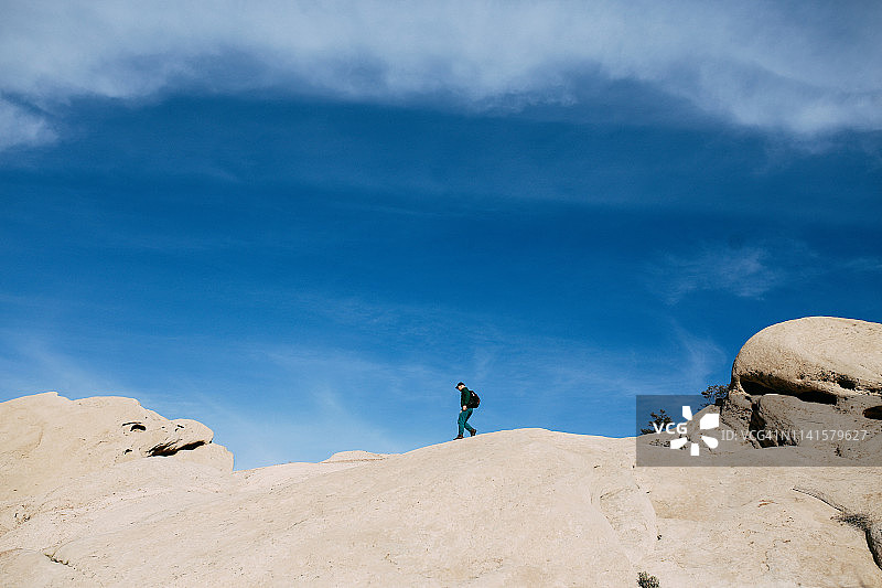 攀登加利福尼亚州的魔鬼潘趣酒碗岩层图片素材