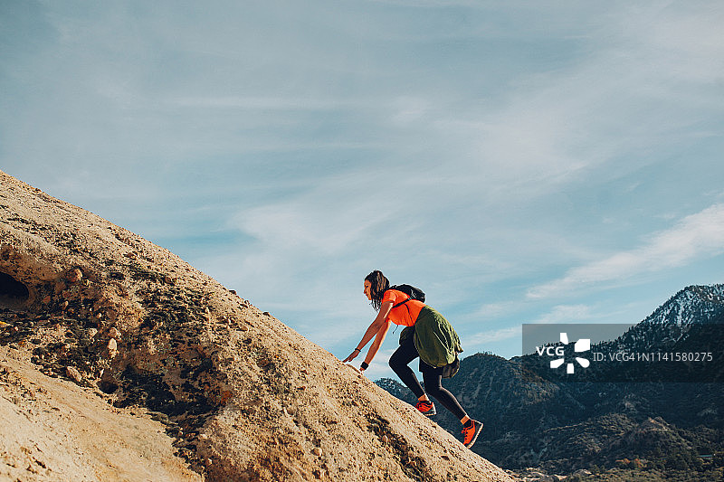 攀登加利福尼亚州的魔鬼潘趣酒碗岩层图片素材