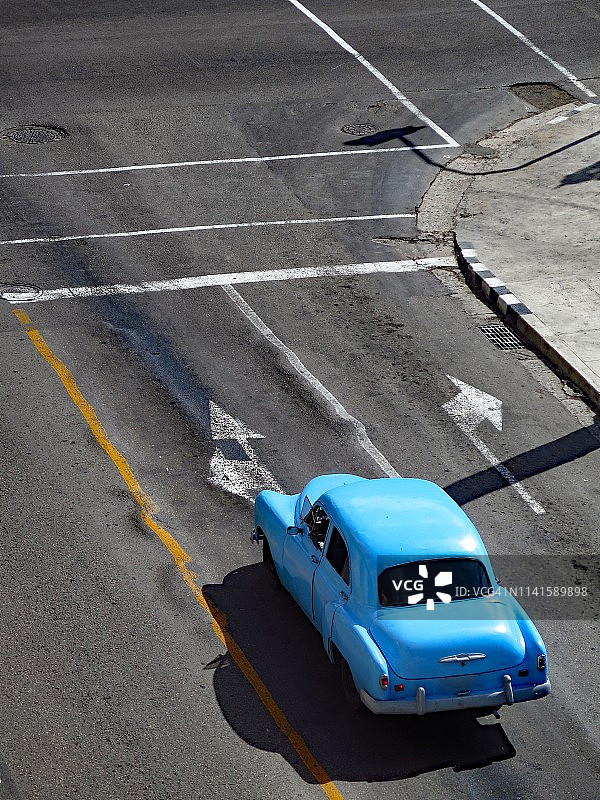 十字路口的古巴奥兹莫比尔图片素材