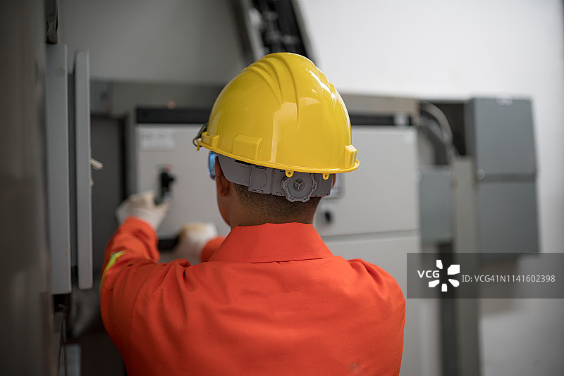 电气工程师检查电表系统图片素材