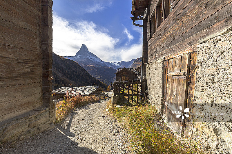 策马特，马特塔尔，瓦莱州，瑞士，欧洲的芬德尔恩村落与马特宏峰图片素材
