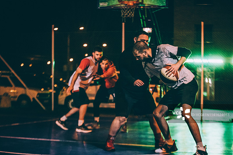 朋友们在晚上户外打街球图片素材