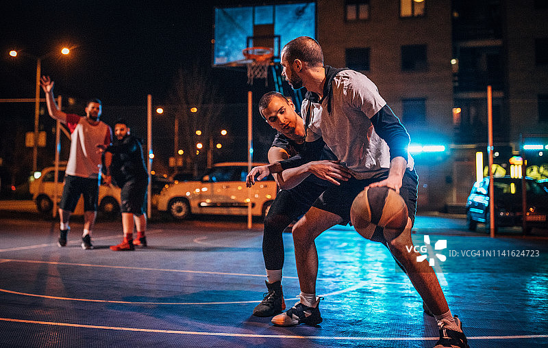 朋友们在晚上打篮球图片素材
