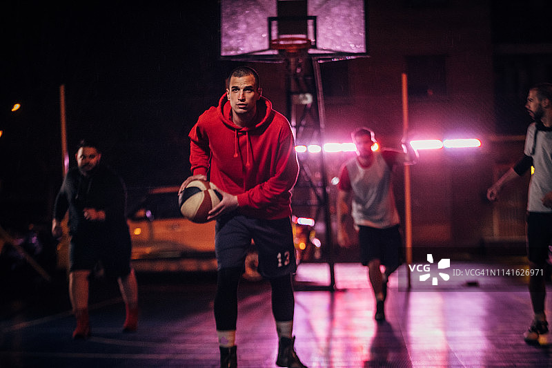 男人们在夜晚打篮球图片素材