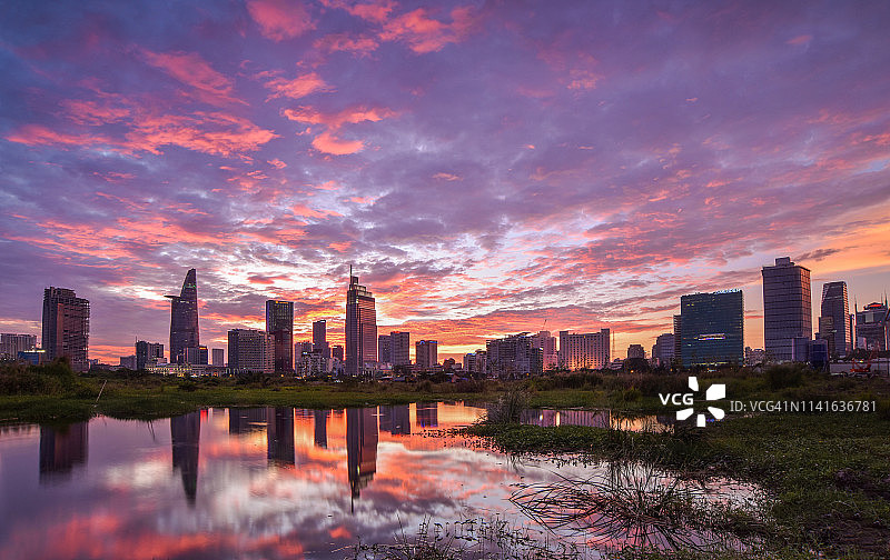 日落时分的西贡河倒影图片素材