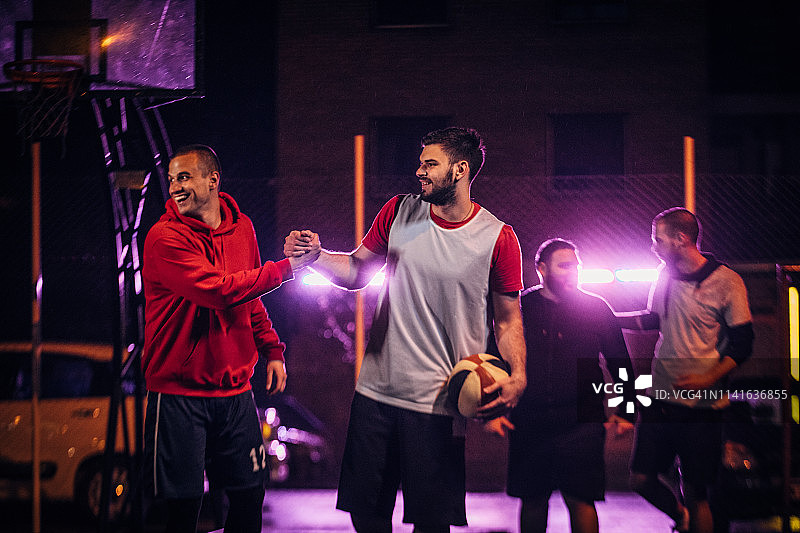 街头篮球赛后握手图片素材