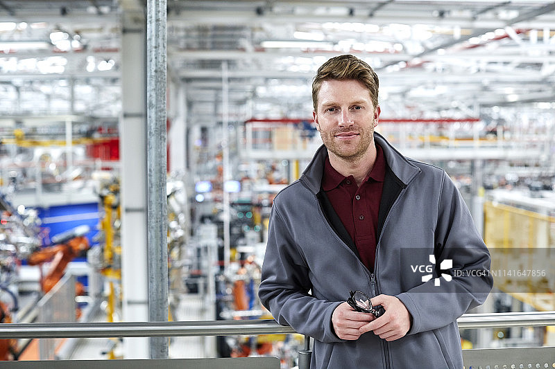 站在汽车厂的男工程师肖像图片素材