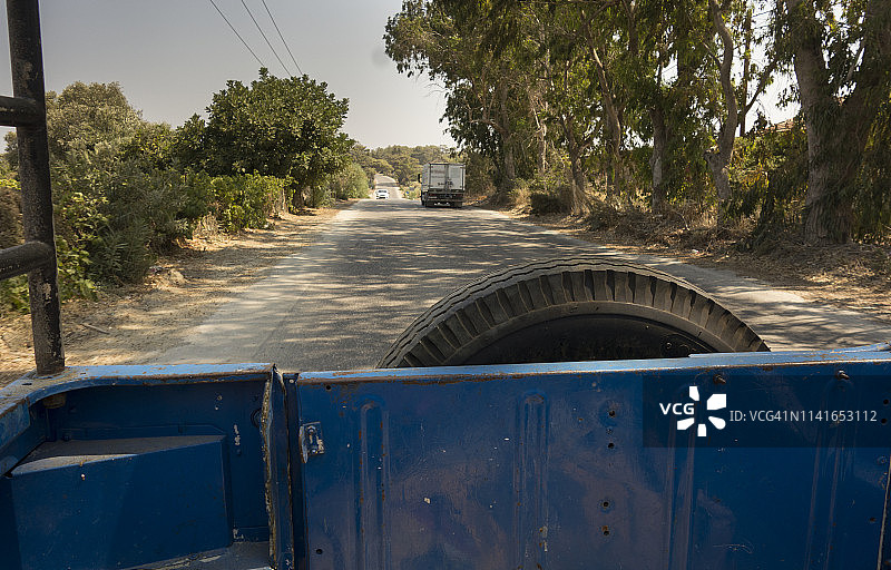 沿沥青路行驶的皮卡车，后挡板特写图片素材