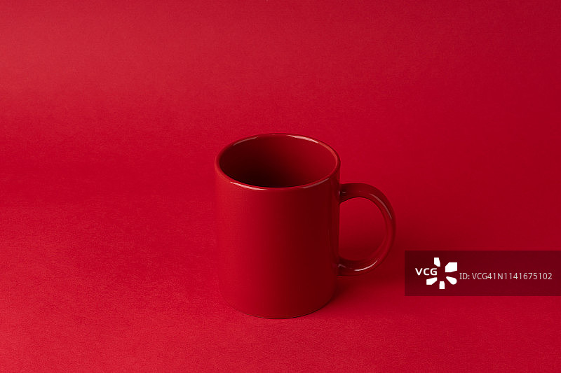 红色背景上的红色马克杯图片素材