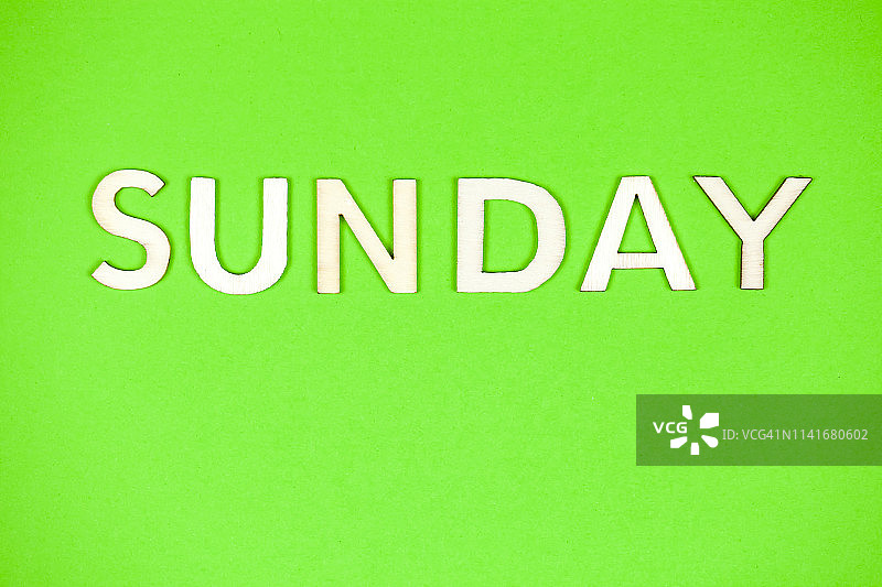 绿色纸质背景上的单词“SUNDAY”图片素材
