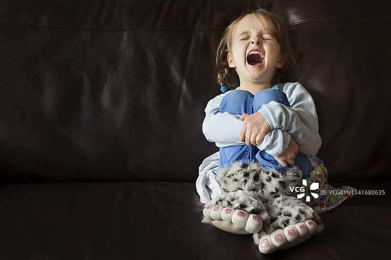 孩子穿着新奇的怪物脚拖鞋大喊大叫图片素材