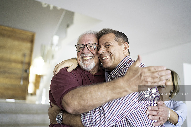 儿子和父亲拥抱图片素材