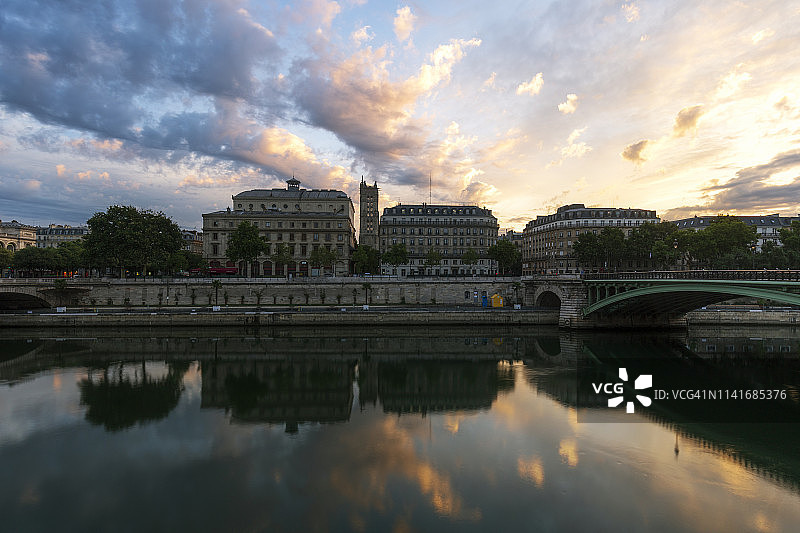乔治·蓬皮杜快速路和圣雅克塔码头，巴黎图片素材