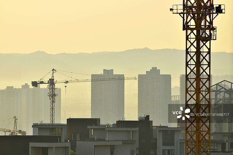 建筑吊车与摩天大楼图片素材