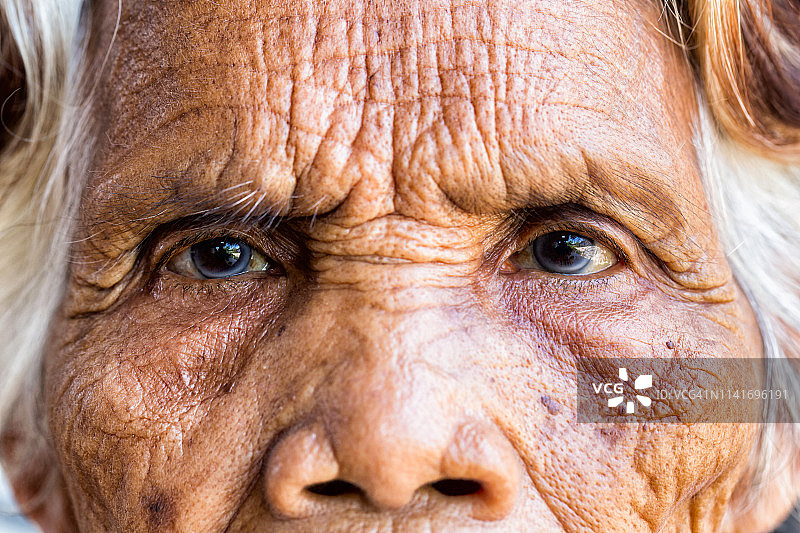 年龄，视觉和老年人的概念-近距离的年长亚洲妇女的脸和眼睛图片素材