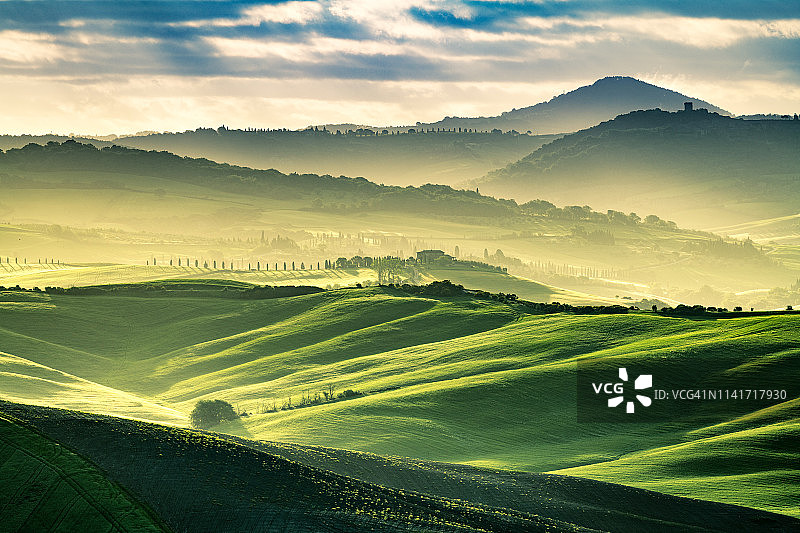 来自意大利托斯卡纳瓦尔德奥西亚的阳光明媚的风景图片素材